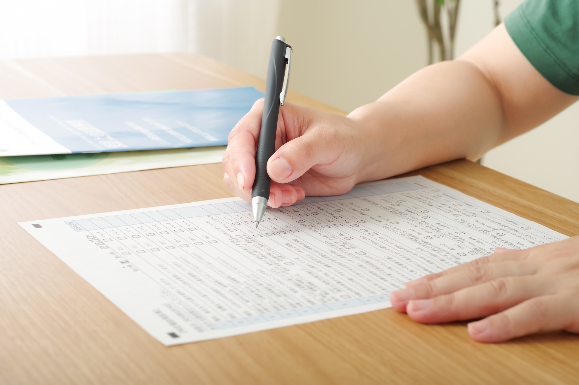 契約書にサインするイメージ写真